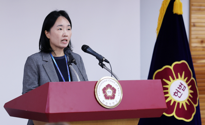 헌법재판소가 최근 논란이 된 내란죄 제외와 관련해 "해당 부분 명문 규정이 없고 그 부분은 재판부에서 판단할 사안"이라고 밝혔다. 사진은 천재현 헌재 공보관이 6일 서울 종로구 헌법재판소에서 윤석열 대통령 탄핵심판 사건 관련 브리핑을 하는 모습. /사진=뉴스1