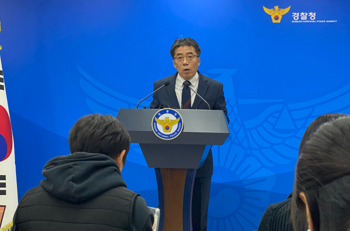 경찰청 국가수사본부가 윤석열 대통령 체포영장 집행과 관련해 고위공직자범죄수사처(공수처)와 협의해 진행하겠다는 입장을 밝혔다. 사진은 백동흠 국가수사본부 비상계엄 특별수사단 부단장이 6일 서울 서대문구 미근동 경찰청 국수본에서 공수처가 윤 대통령 체포영장 집행을 경찰에 위임한 것과 관련한 브리핑을 하는 모습. /사진=뉴스1 