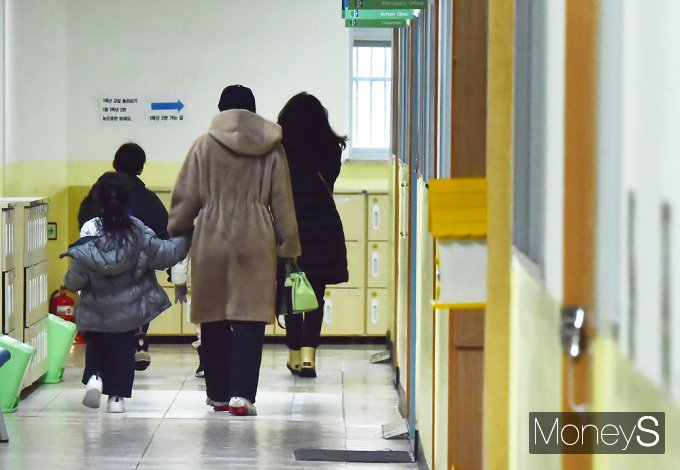 ▲ 두근두근, 설렘반, 긴장반 엄마 손잡고 향한 교내 풍경