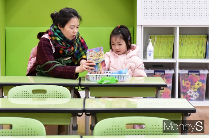 ▲ 엄마와 함께 두근두근 '첫' 교실 방문