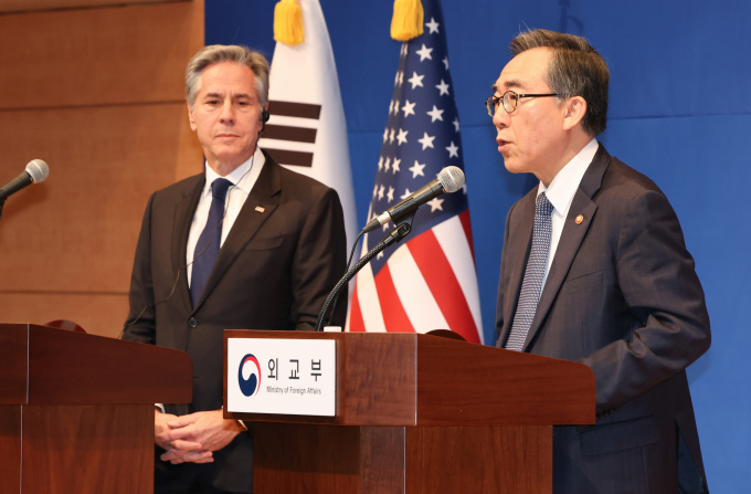 토니 블링컨 미국 국무부 장관이 한미 외교장관회담 이후 가진 기자회견에서 윤석열 대통령의 비상계엄 조치에 대해 "심각한 우려를 전달했다"며 "하지만 대한민국 민주주의의 회복력은 강하다"고 밝혔다. 사진은 조태열 외교부 장관(오른쪽)과 토니 블링컨 미국 국무부 장관이 6일 서울 종로구 외교부 청사에서 한미 외교장관 합동 기자회견을 하는 모습. /사진=뉴스1
