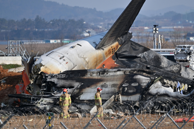 무안국제공항 제주항공 여객기 사고 이후 운항 재개 여부에 사람들의 관심이 기울어지고 있다. 사진은 소방 당국이 여객기 잔해를 살피는 모습. /사진=뉴시스