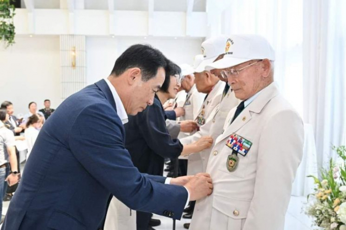 포천시가 국가유공자와 유족에 대한 예우를 강화하기 위해 2025년부터 보훈명예수당 등을 인상 지급한다. 사진은 백영현 시장이 국가유공자에게 제복을 입히고 있는 모습. / 사진제공=포천시 