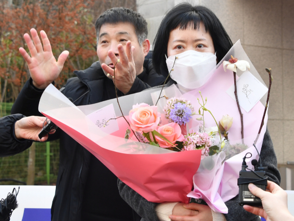 아버지를 살해한 혐의로 24년 만에 무죄를 선고받은 무기수 김신혜씨가 출소했다. 사진은 6일 전남 장흥군 용산면 장흥교도소 앞에서 존속살해 무기수 복역 중 24년 만에 재심서 무죄가 인정된 김신혜(47·여)씨가 석방 직후 출소를 기다린 지인들로부터 환영받는 모습. /사진=뉴시스