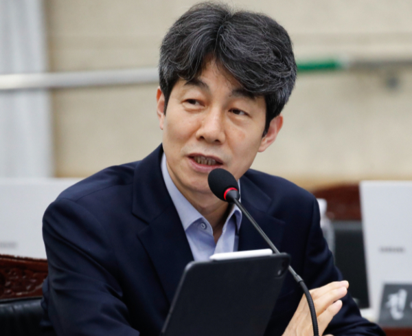 윤건영 더불어민주당 의원이 경호처가 윤석열 대통령 체포영장 집행을 저지하는 배경에는 김건희 라인이 자리 잡고 있기 때문이라고 주장했다. 사진은 지난해 10월23일 오전 제주도청 탐라홀에서 열린 국회 행정안전위원회의 제주도 국정감사에서 질의하는 모습. /사진=뉴시스