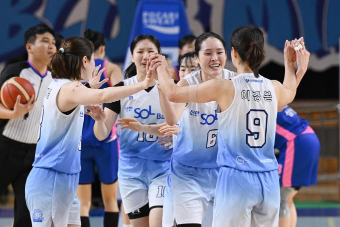 여자농구 신한은행이 삼성생명을 꺾었다.(WKBL 제공)