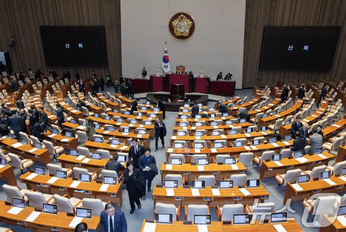 31일 오후 서울 여의도 국회 본회의장에서 열린 제420회 국회(임시회) 제3차 본회의가 산회되자 여야 의원들이 본회의장을 나서고 있다. 2024.12.31/뉴스1 ⓒ News1 이재명 기자
