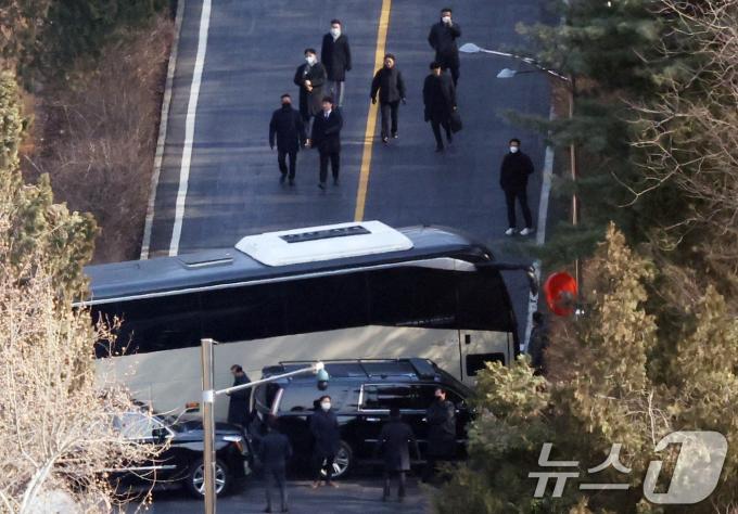 고위공직자범죄수사처(공수처)가 윤석열 대통령 체포영장 집행에 나선 3일 서울 용산구 한남동 대통령 관저 경내에서 관계자들이 내려오고 있다. 2025.1.3/뉴스1 ⓒ News1 송원영 기자