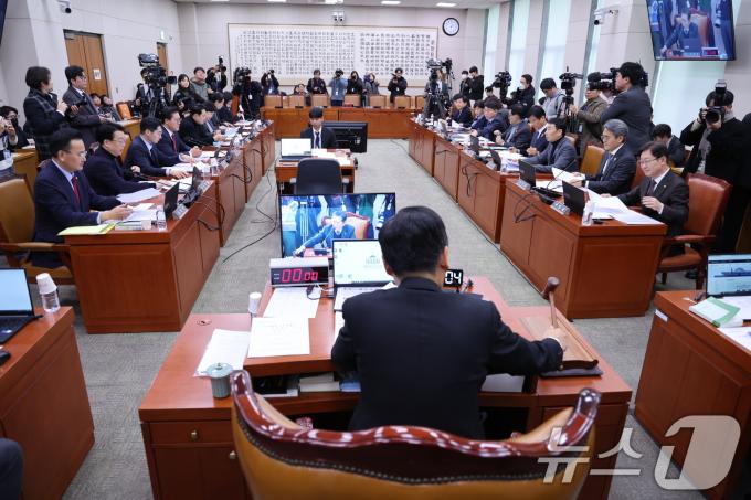 정청래 국회 법제사법위원회 위원장이 7일 오후 서울 여의도 국회에서 열린 제420회 국회(임시회) 법사위 제2차 전체회의에서 의사봉을 두드리고 있다. 2025.1.7/뉴스1 ⓒ News1 이재명 기자