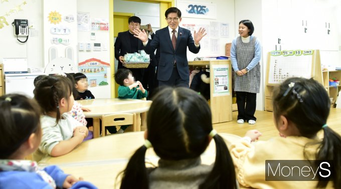 [머니S포토] 김문수 장관, 공공어린이집 방문 
