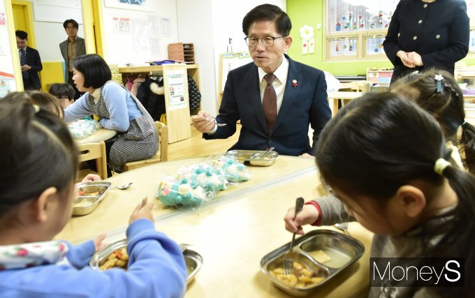[머니S포토] 공공직장어린이집 원아들과 대화 나누는 김문수 장관
