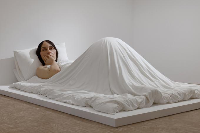 [론뮤익] 론뮤익, In Bed, 2005, 혼합재료, 162×650×395cm. 까르띠에 현대미술재단 소장품 ⓒGautier Deblonde ⓒ Ron Mueck. MMCA 제공.