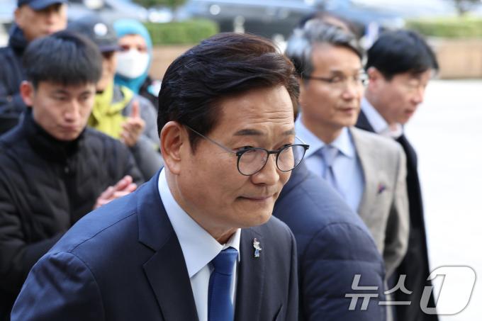송영길 소나무당 대표가 6일 오후 서울 서초구 서울중앙지방법원에서 열린 특정범죄가중처벌등에관한법률위반(뇌물)등 결심 공판에 출석하고 있다. 송 대표는 평화와먹고사는문제연구소(먹사연)를 통해 불법 정치자금 7억 6300만 원을 받고 박용하 전 여수상공회의소 회장으로부터 소각 시설 청탁을 받으며 4000만 원을 수수한 혐의를 받고 있다. 2024.11.6/뉴스1 ⓒ News1 신웅수 기자