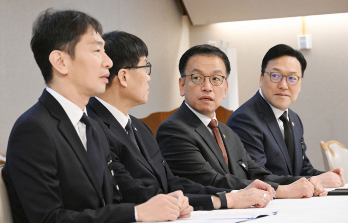 최상목 대통령 권한대행 부총리 겸 기획재정부 장관이 3일 서울 종로구 정부서울청사에서 열린 거시경제·금융현안간담회를 주재하고 있다.  (왼쪽부터)이복현 금융감독원장, 이창용 한국은행 총재, 최상목 권한대행, 김병환 금융위원장. /사진-기획재정부 제공