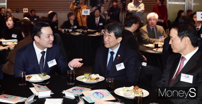 ▲ 대화 나누는  강주호 한국교원단체총연합회(한국교총) 회장, 이주호 사회부총리 겸 교육부 장관, 임태희 경기도교육감