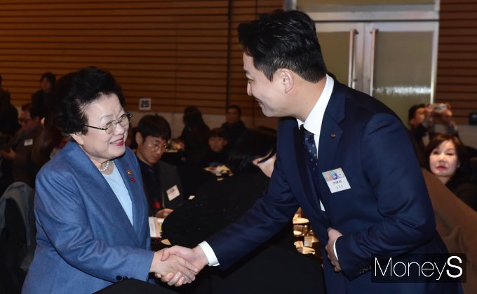[머니S포토] 2025 교육계 신년교례회, 인사 나누는 국가교육위 이배용· 한국교총 강주호