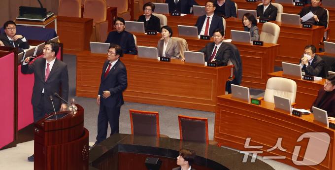 국민의힘 김상욱 의원(오른쪽 두번째 단상)을 비롯한 의원들이 8일 오후 서울 여의도 국회에서 열린 제420회국회(임시회) 제4차 본회의에서 쌍특검법(내란·김건희 여사 특검법) 등 8개 법안 재의의 건이 부결되면서 야당 의원들이 퇴장하자 우원식 국회의장에 항의하는 권성동 원내대표를 바라보고 있다. 2025.1.8/뉴스1 ⓒ News1 김민지 기자