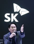 8일(현지시간) 미국 라스베이거스에서 열리고 있는 &#039;CES 2025&#039;에 참석한 최태원 SK 회장이 SK 전시 부스내 마련된 비즈니스 라운지에서 질의 응답을 진행하고 있다. / 사진=SK
