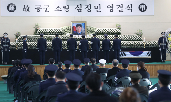 추락 사고 발생 원인은 KF-5E 전투기 기체 우측 엔진의 연료 도관에서 샌 연료 때문으로 드러났다. 사진은 KF-5E 전투기 추락 사고로 순직한 심정민 소령의 영결식에서 동료 부대원들이 분향하는 모습. /사진=뉴시스