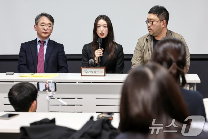 JMS(기독교복음선교회) 피해자 메이플 이 9일 오후 서울 강남구 한국컨퍼런스센터에서 JMS 교주 정명석에 대한 대법원 선고(징역 17년)가 확정된 뒤 기자회견을 열고 취재진의 질문에 답하고 있다. 왼쪽부터 '반 JMS 활동가' 김도형 단국대학교 교수, 메이플, 다큐멘터리 '나는 신이다'를 제작한 조성현 PD. 정명석은 2018년 충남 금산 진산면 월명동 수련원 등에서 홍콩 국적 여성 신도 메이플을 추행하거나 성폭행하고 호주 국적 여성 신도 에이미와 한국인 여성 신도를 성추행한 혐의를 받는다. 2025.1.9/뉴스1 ⓒ News1 민경석 기자