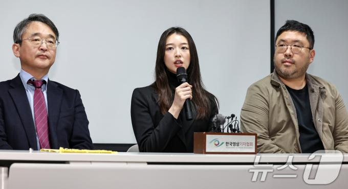 JMS(기독교복음선교회) 피해자 메이플이 9일 오후 서울 강남구 한국컨퍼런스센터에서 JMS 교주 정명석에 대한 대법원 선고(징역 17년)가 확정된 뒤 기자회견을 열고 소감을 밝히고 있다. 왼쪽부터 '반 JMS 활동가' 김도형 단국대학교 교수, 메이플, 다큐멘터리 '나는 신이다'를 제작한 조성현 PD. 정명석은 2018년 충남 금산 진산면 월명동 수련원 등에서 홍콩 국적 여성 신도 메이플을 추행하거나 성폭행하고 호주 국적 여성 신도 에이미와 한국인 여성 신도를 성추행한 혐의를 받는다. 2025.1.9/뉴스1 ⓒ News1 민경석 기자
