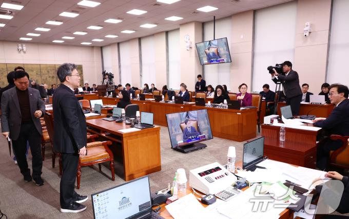 문화체육관광위원회 소속 국민의힘 박정하 간사(왼쪽 두번째)가 20일 오전 서울 여의도 국회에서 열린 문화체육관광위원회 전체회의에서 여야 의원들 간의 의사진행 발언 과정에서 갈등을 빚으면서 현안질의가 지연되자 전재수 위원장에게 퇴장 의사를 밝히고 있다. 2024.12.20/뉴스1 ⓒ News1 김민지 기자