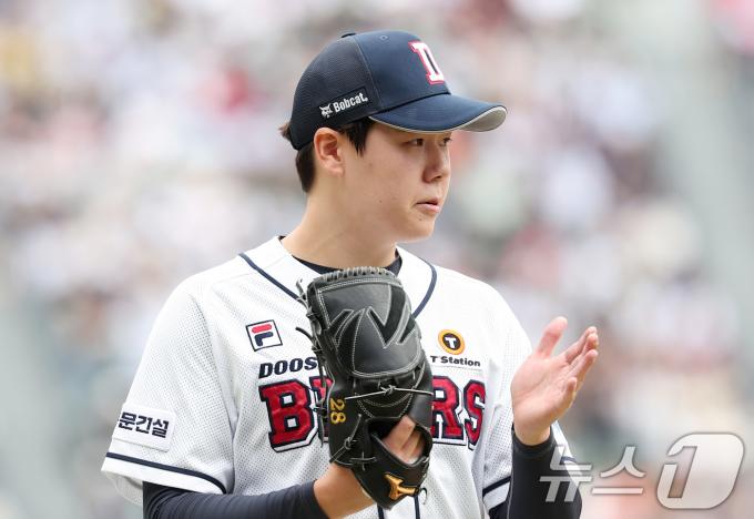 3일 오후 서울 송파구 잠실야구장에서 열린 프로야구 '2024 신한 SOL 뱅크 KBO리그' KT 위즈와 두산 베어스의 포스트시즌 와일드카드 결정전 2차전, 두산 선발 최승용이 2회초 수비를 무실점으로 막아낸 후 더그아웃으로 향하며 박수치고 있다. 2024.10.3/뉴스1 ⓒ News1 김성진 기자