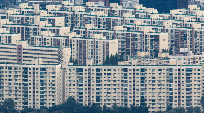 경기 과천시가 지난 8일 과천시 부림동 일원의 '과천주공 8·9단지 재건축 정비사업'에 대한 관리처분계획 인가를 고시했다. 사진은 서울 강남구 압구정동의 한 재건축 단지 모습. /사진=뉴스1