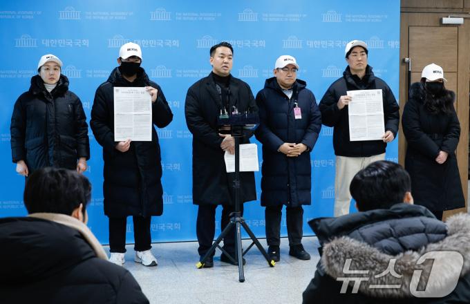 김정현 반공청년단 단장과 단원들이 9일 서울 여의도 국회 소통관에서 반공청년단 출범 기자회견을 한 뒤 취재진 질의에 답하고 있다. 최근 윤석열 대통령 관저 인근에서 하얀 헬멧을 쓰고 관저 사수 시위를 벌인 이들은 