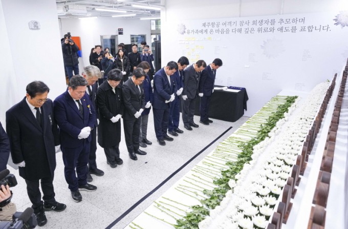 강기정 광주광역시장이 5일 오후 동구 전일빌딩245 1층으로 이전한 '제주항공 여객기 참사 희생자 합동분향소'를 찾아 신수정 광주시의회 의장, 이정선 광주시교육감, 5개 구청장 등과 합동 참배를 하고 있다./사진=광주시