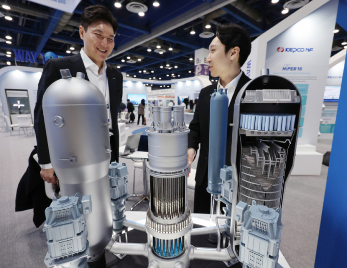2024년4월3일 서울 강남구 코엑스에서 열린 코리아스마트그리드엑스포 원전 수출 특별관에서 두산에너빌리티 관계자가 원자력 주기기 등에 대한 설명하고 있다. 사진은 기사 내용과 직접적인 관련이 없음. /사진=김진아