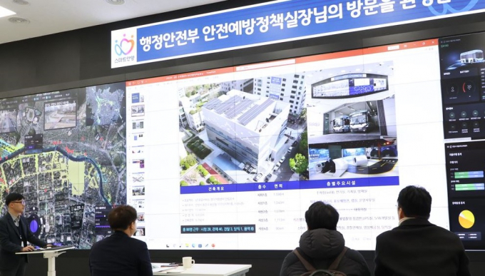 지난 9일 안양시 스마트도시통합센터를 방문한 김용균 행정안전부 안전예방정책실장이 안양시 관계자로부터 스마트도시 시스템에 대한 설명을 듣고 있다. /사진제공=안양시