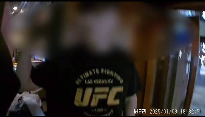 배달 음식을 가지러 온 기사에게 말투가 건방지다는 이유로 시비를 걸더니 싸우자고 한 식당 사장 모습이 공개됐다. /사진=온라인 커뮤니티 갈무리