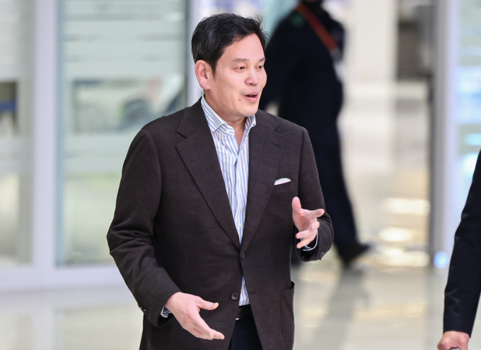 정용진 신세계그룹 회장이 이명희 총괄회장이 보유한 이마트 지분 10%를 전량 매수한다. 정 회장이 지난 12월22일 방미 일정을 마치고 인천국제공항 제2터미널을 통해 귀국하고 있다. /사진=뉴스1 