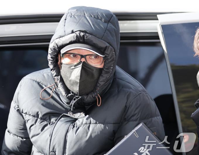 2018년 지방선거 당시 공천을 받게 해주겠다며 거액을 수수한 혐의를 받는 무속인 '건진법사' 전성배 씨가 지난 9일 서울 양천구 남부지방법원에서 열린 구속 전 피의자심문(영장실질심사)에 출석하고 있다. 2025.1.9/뉴스1 ⓒ News1 송원영 기자