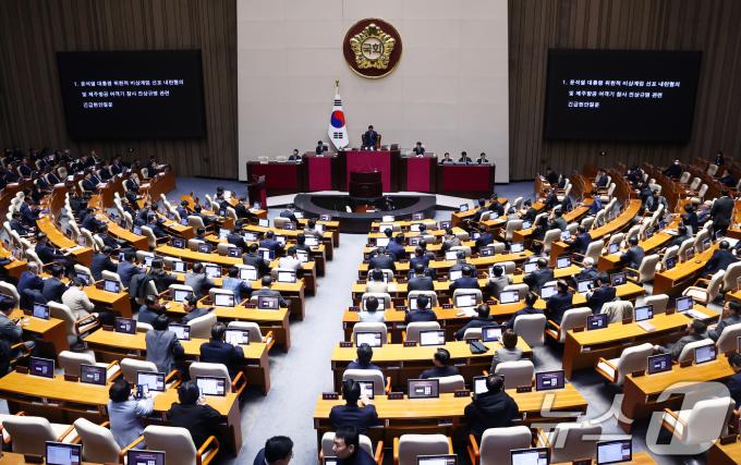 9일 오후 서울 여의도 국회 본회의장에서 윤석열 대통령 위헌적 비상계엄 선포 내란혐의 및 제주항공 여객기 참사 진상규명 관련 긴급현안질문 본회의가 열리고 있다. 2025.1.9/뉴스1 ⓒ News1 김민지 기자