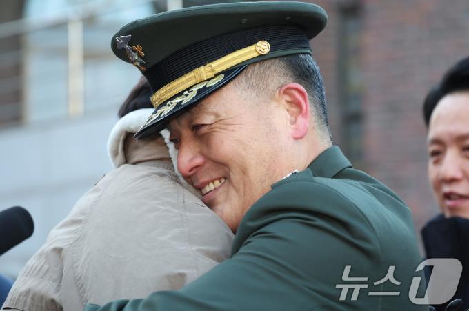 해병대원 순직 사건과 관련해 항명 및 상관명예훼손 혐의로 기소된 박정훈 전 해병대 수사단장(대령)이 9일 오전 서울 용산구 중앙지역군사법원에서 열린 1심 선고공판에 앞서 지지자와 포옹을 하고 있다. 2025.1.9/뉴스1 ⓒ News1 김명섭 기자