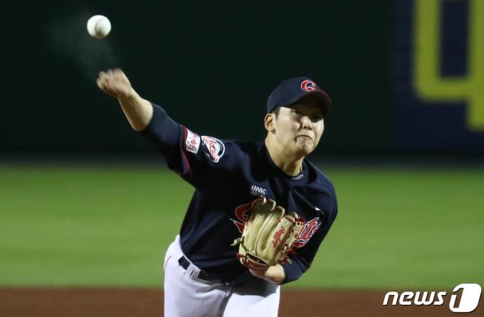 24일 오후 대전 중구 한화생명 이글스파크에서 열린 프로야구 2020 신한은행 SOL KBO 리그 롯데자이언츠와 한화이글스의 경기에서 교체 투입된 롯데 투수 최준용이 역투하고 있다. 2020.9.24/뉴스1 ⓒ News1 김기태 기자