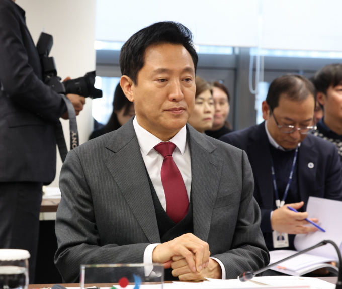  서울시가 마포구 상암동 광역자원회수시설(소각장) 신설과 관련된 행정소송 1심에서 패소하면서 대응책 마련에 고심하고 있다. 소각장 신설 절차가 중단되면서 내년부터 시작되는 직매립 금지에 대응하기 어려워졌기 때문이다. 오세훈 서울시장이 지난해 12월 서울 종로구 광화문빌딩에서 열린 제60차 대한민국시도지사협의회 총회에 참석하고 있다. /사진=뉴스1