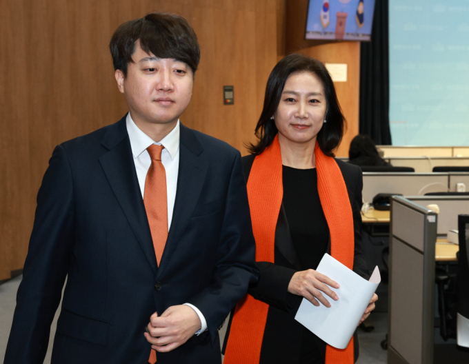 허은아 개혁신당 대표와 이준석 의원 간 '당권 분쟁'이 진흙탕 싸움으로 번지고 있다.  사진은 2024년 1월 이준석 의원과 허은아 대표 (왼쪽부터) 기자회견 모습. /사진=뉴시스