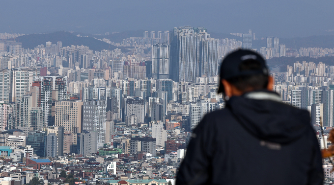정부가 지방 주택 매매량 증가를 위해 취득세에 기본세율 적용과 종합부동산세 특례 대상 주택을 완화키로 했다. 사진은 서울 중구 남산에서 바라본 전경. /사진=뉴스1