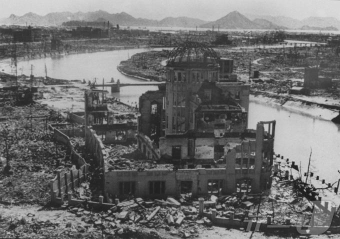 1945년 9월, 일본 히로시마 원폭 투하 후 촬영된 사진. 철근이 앙상하게 드러난 이 건물은 현재 '원폭 돔'으로 불리며 주변에는 평화기념공원이 조성됐다. ⓒ AFP=뉴스1 ⓒ News1 권진영 기자