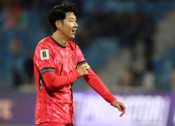 경찰이 축구선수 손흥민이 강남 한 클럽에서 술값으로 수천만원을 결제했다는 허위 사실을 온라인에 유포한 클럽 영업 직원들을 불구속 송치했다. 사진은 지난해 11월19일(현지시각) 요르단 암만 국제 경기장에서 열린 2026 국제축구연맹(FIFA) 북중미 월드컵 아시아 3차 예선 B조 6차전 한국과 팔레스타인의 경기 후반전에 투입된 손흥민의 모습. /사진=뉴시스