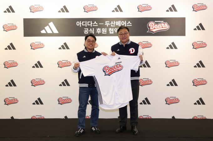  아디다스코리아와 두산베어스는 13일 서울 아디다스코리아 본사에서 공식 후원 협약식을 열었다. 피터곽 아디다스코리아 대표(왼쪽), 고영섭 두산베어스 사장이 기념촬영을 하고 있다./사진=아디다스코리아