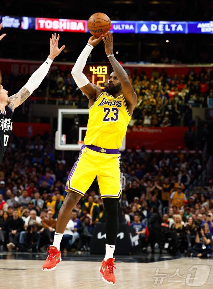 NBA LA 레이커스 르브론 제임스가 슛을 쏘고 있다. ⓒ AFP=뉴스1
