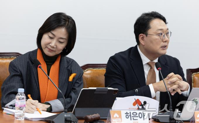 천하람 개혁신당 원내대표가 13일 오전 서울 여의도 국회에서 열린 최고위원회의에서 발언을 하고 있다. 왼쪽은 허은아 대표. 2025.1.13/뉴스1 ⓒ News1 이재명 기자