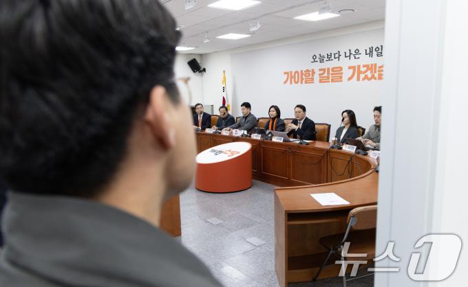 허은아 개혁신당 대표와 천하람 원내대표가 13일 오전 서울 여의도 국회에서 열린 최고위원회의에서 한 당직자의 발언을 듣고 있다. 2025.1.13/뉴스1 ⓒ News1 이재명 기자