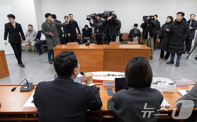 허은아 개혁신당 대표와 천하람 원내대표가 13일 오전 서울 여의도 국회에서 열린 최고위원회의를 찾은 시·도당 위원장들이 항의하자 대화를 하고 있다. 2025.1.13/뉴스1 ⓒ News1 이재명 기자