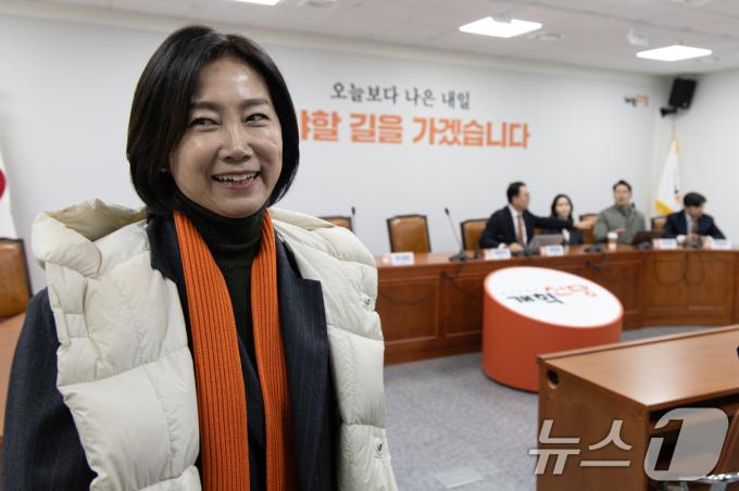 허은아 개혁신당 대표가 13일 오전 서울 여의도 국회에서 열린 최고위원회의에서 이기인 최고위원과 언쟁을 벌이다 대표실로 들어서고 있다. 2025.1.13/뉴스1 ⓒ News1 이재명 기자