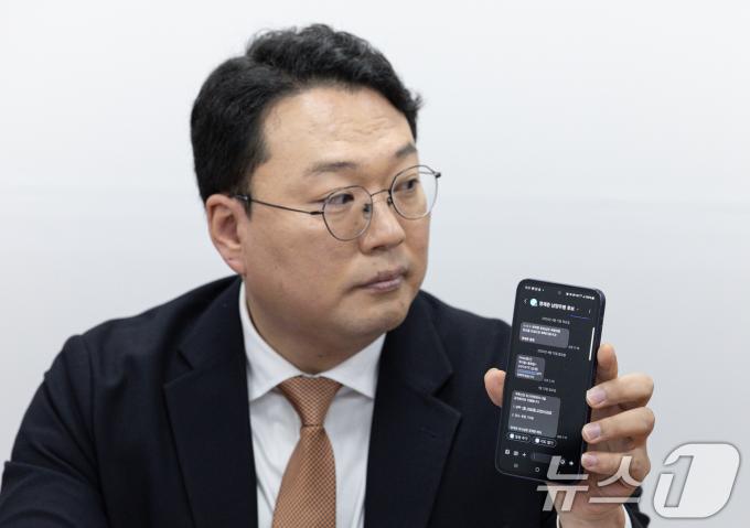 천하람 개혁신당 원내대표가 13일 오전 서울 여의도 국회에서 열린 최고위원회의에 앞서 '공개회의로 진행합니다'가 적힌 문자를 들어보이고 있다 2025.1.13/뉴스1 ⓒ News1 이재명 기자